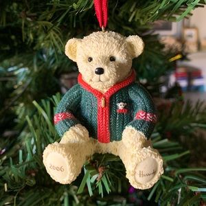 Harrods 2006 Collectible Resin Christmas Bear ornament